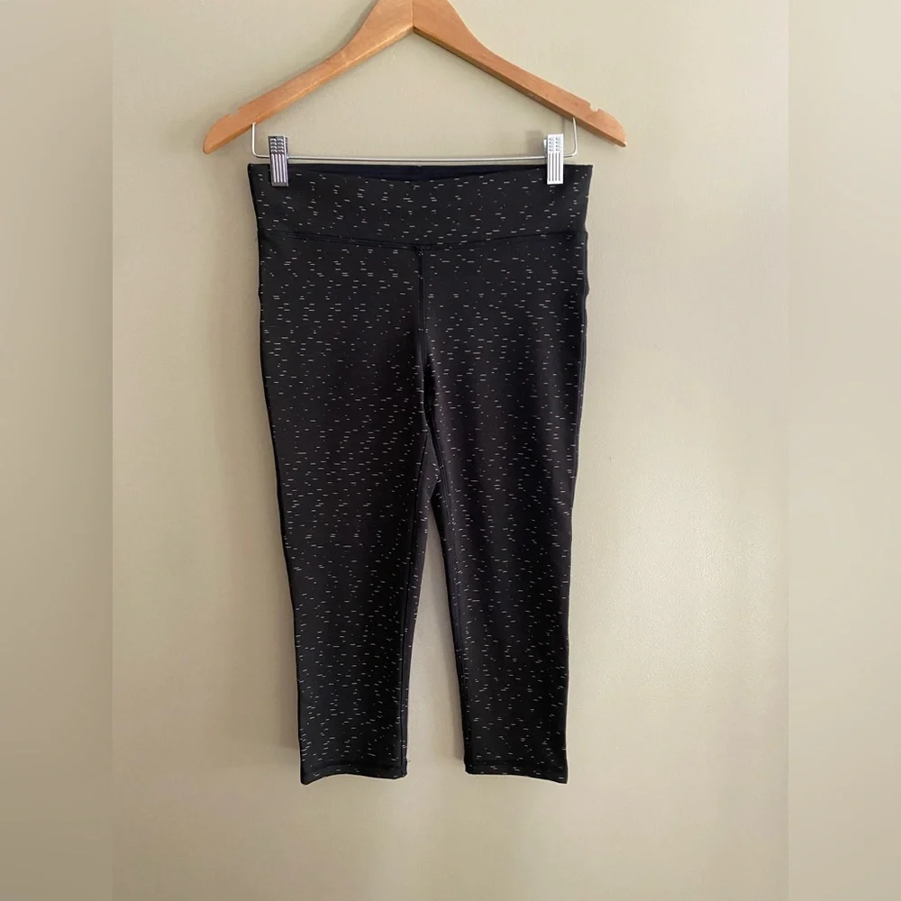 Xersion: Black Forted Capris Leggings with Brushed White Detail